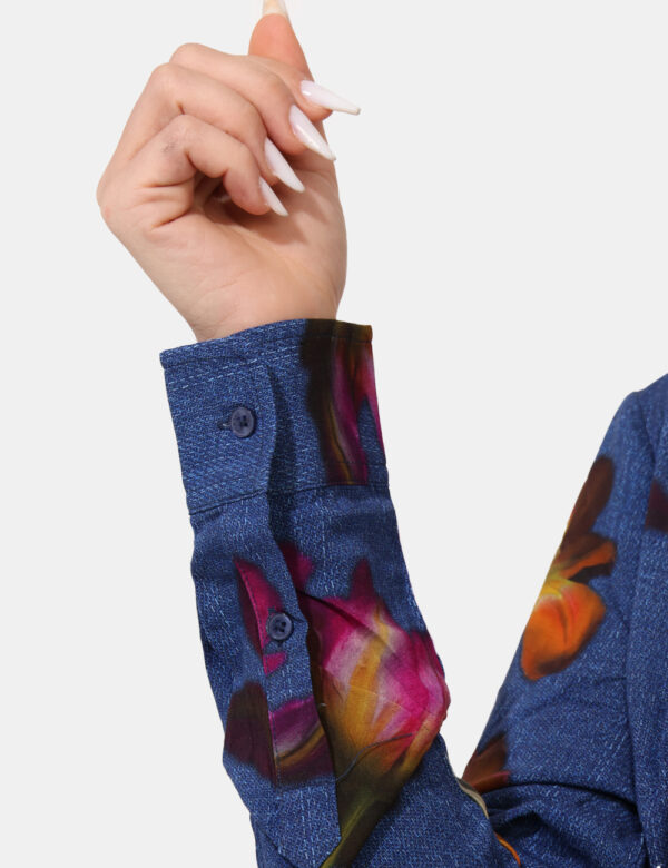 Camicia Desigual Blu - Camicia ampia, su base blu denim con stampa allover floreale rosa e marrone. Presente arricciatura la