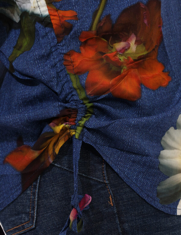 Camicia Desigual Blu - Camicia ampia, su base blu denim con stampa allover floreale rosa e marrone. Presente arricciatura la