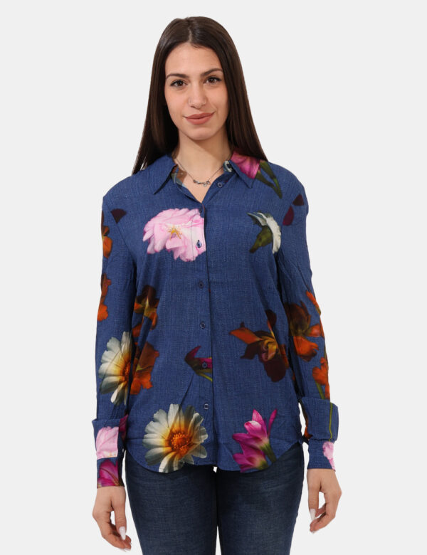 Camicia Desigual Blu - Camicia ampia, su base blu denim con stampa allover floreale rosa e marrone. Presente arricciatura la