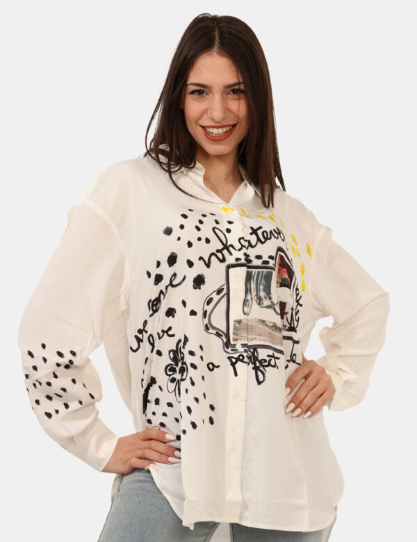 Camicia Desigual Bianco - Camicia ampia, su base bianca con colorata stampa nera e gialla. La vestibilità è morbida e regola
