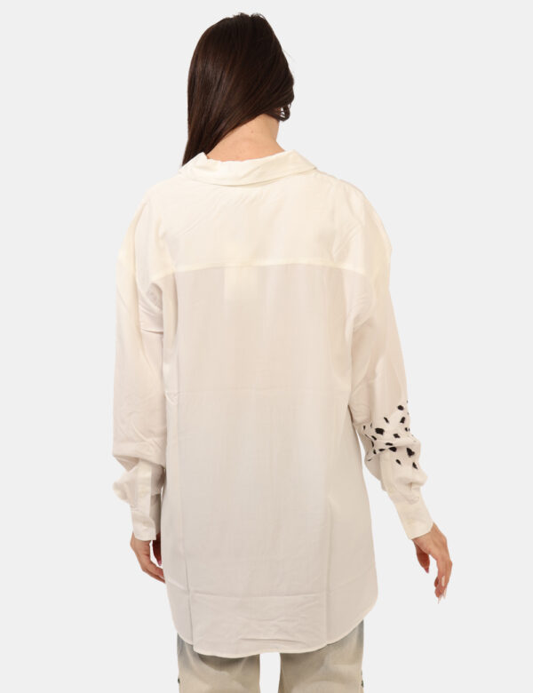 Camicia Desigual Bianco - Camicia ampia, su base bianca con colorata stampa nera e gialla. La vestibilità è morbida e regola