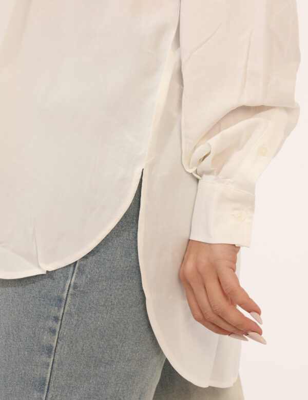 Camicia Desigual Bianco - Camicia ampia, su base bianca con colorata stampa nera e gialla. La vestibilità è morbida e regola
