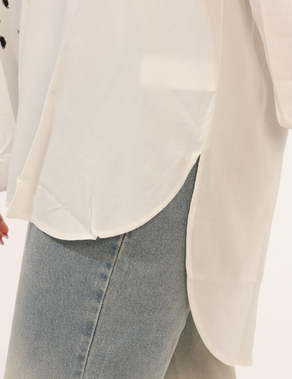 Camicia Desigual Bianco - Camicia ampia, su base bianca con colorata stampa nera e gialla. La vestibilità è morbida e regola