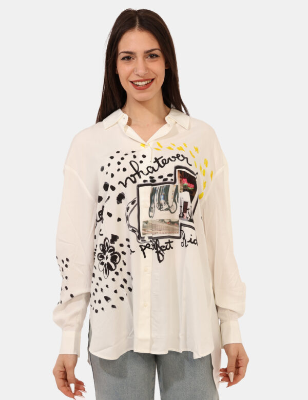 Camicia Desigual Bianco - Camicia ampia, su base bianca con colorata stampa nera e gialla. La vestibilità è morbida e regola