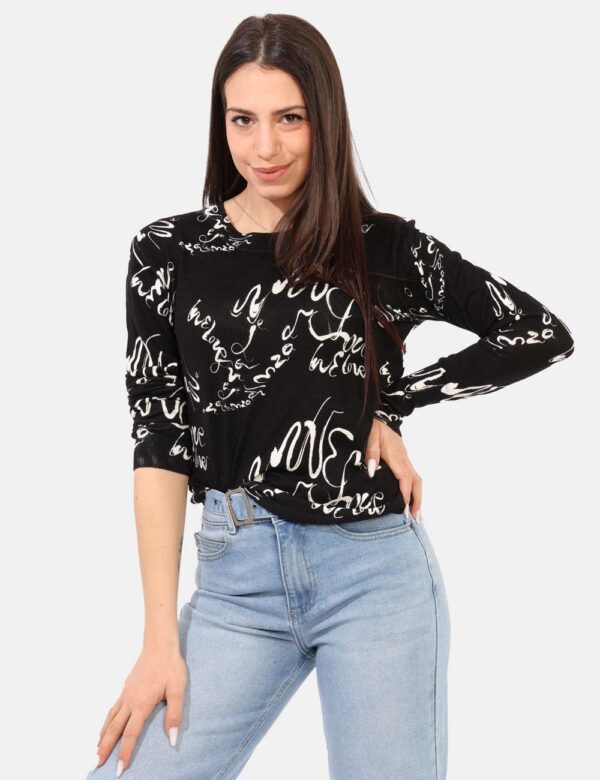 Maglione Desigual Nero - Maglione leggero su base nera con stampa allover 'lover' bianca. La vestibilità è morbida e regolar