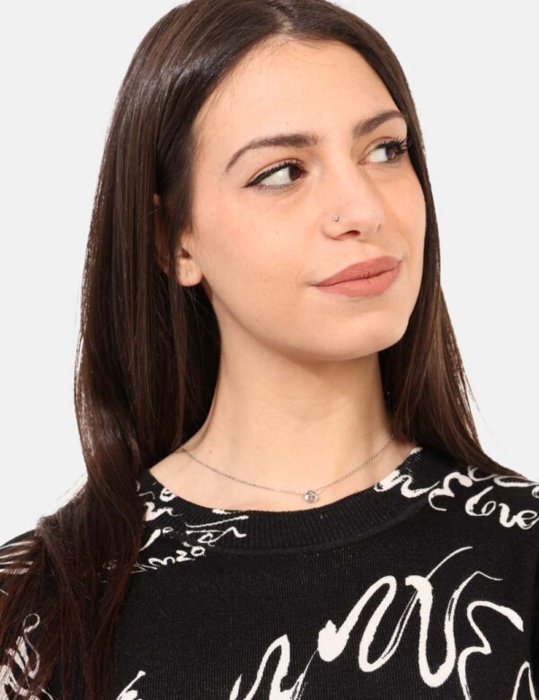 Maglione Desigual Nero - Maglione leggero su base nera con stampa allover 'lover' bianca. La vestibilità è morbida e regolar