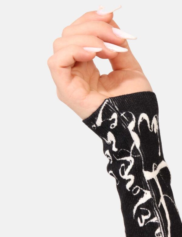 Maglione Desigual Nero - Maglione leggero su base nera con stampa allover 'lover' bianca. La vestibilità è morbida e regolar