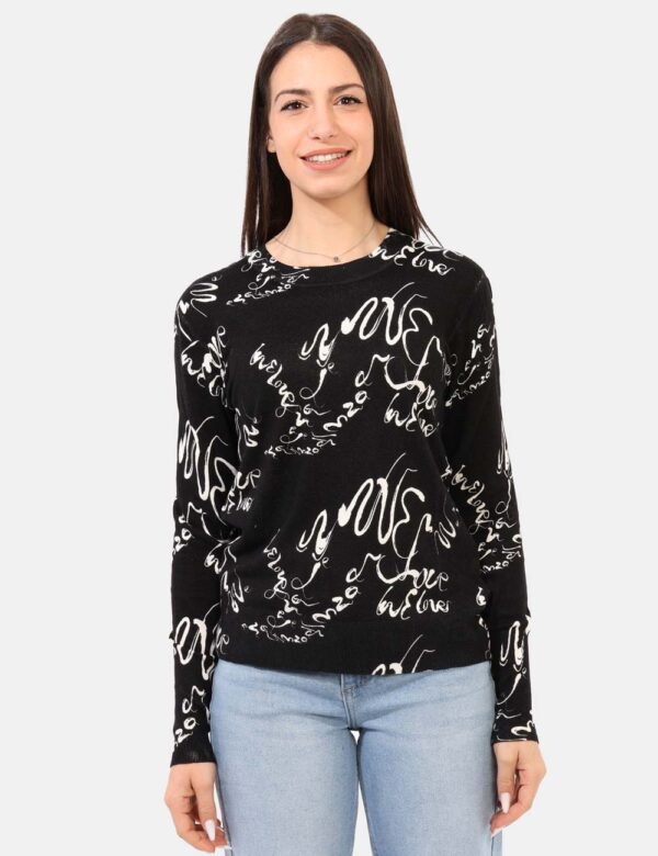 Maglione Desigual Nero - Maglione leggero su base nera con stampa allover 'lover' bianca. La vestibilità è morbida e regolar