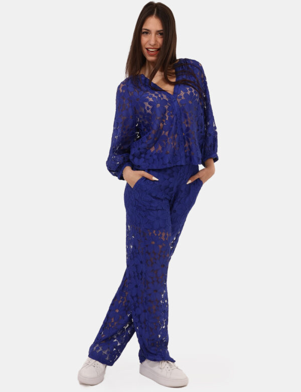 Pantaloni Desigual Blu - Pantalone largo, traforato con trama floreale, ed in total blu elettrico. Presenti tasche a taglio
