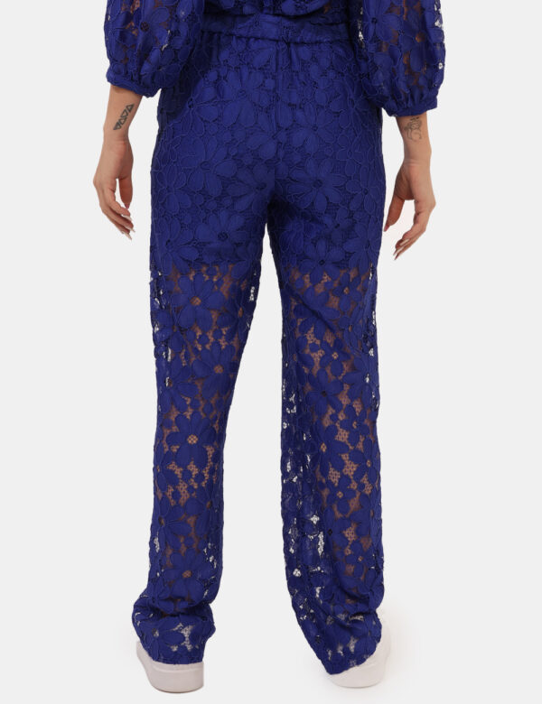 Pantaloni Desigual Blu - Pantalone largo, traforato con trama floreale, ed in total blu elettrico. Presenti tasche a taglio