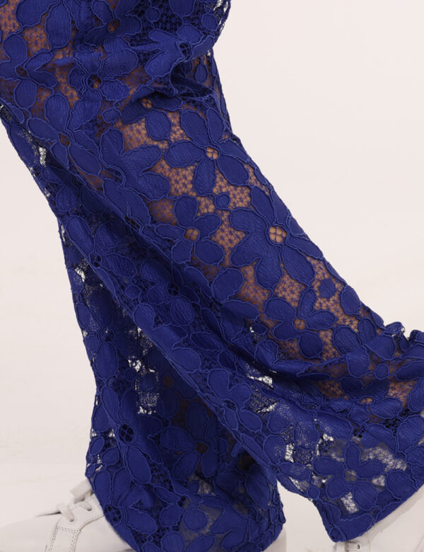 Pantaloni Desigual Blu - Pantalone largo, traforato con trama floreale, ed in total blu elettrico. Presenti tasche a taglio