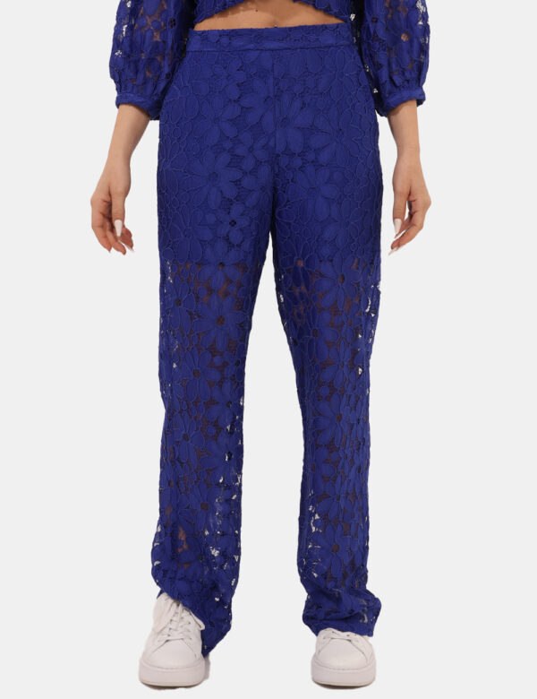 Pantaloni Desigual Blu - Pantalone largo, traforato con trama floreale, ed in total blu elettrico. Presenti tasche a taglio