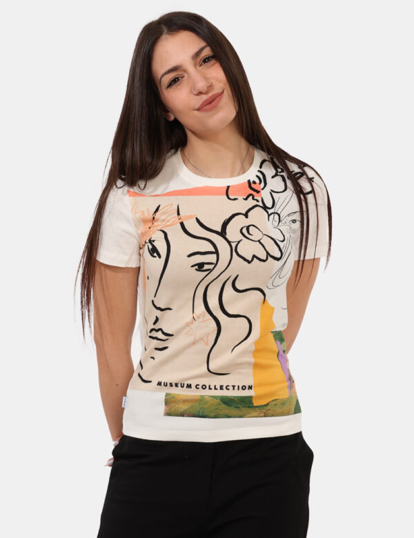 T-shirt Desigual Bianco - T-shirt classica su base bianca con stampa stilizzata in nero, beige e arancione. La vestibilità è