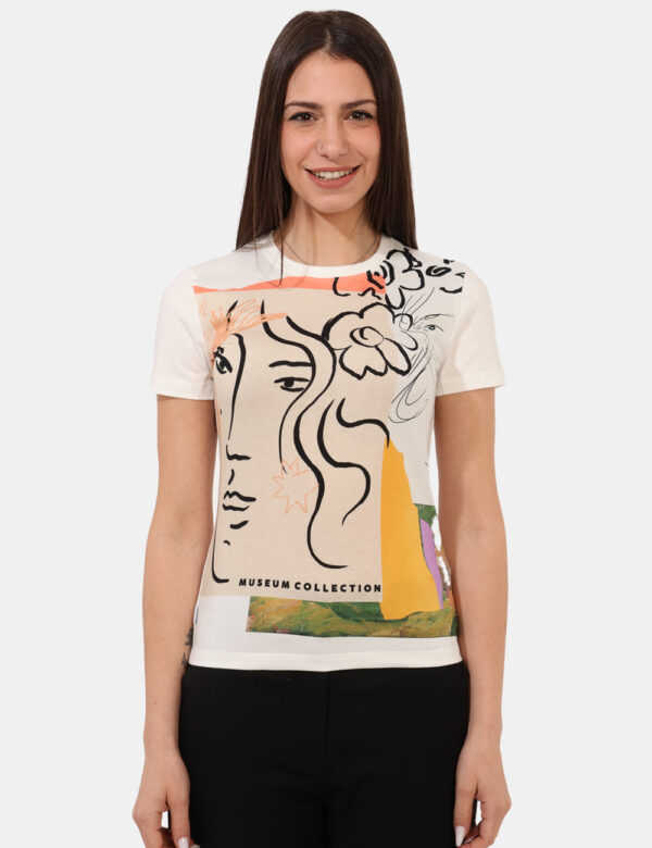 T-shirt Desigual Bianco - T-shirt classica su base bianca con stampa stilizzata in nero, beige e arancione. La vestibilità è