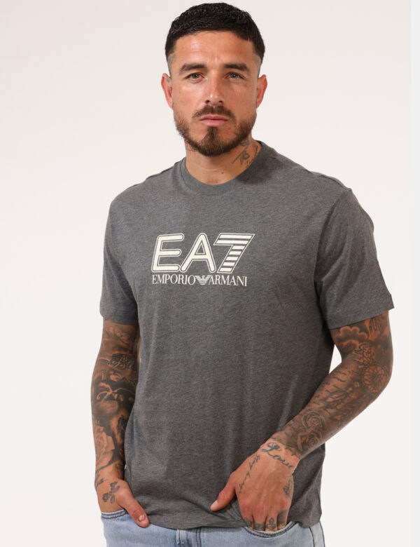 T-shirt Ea7 Grigio - T-shirt classica su base grigio melange con stampa centrale logo brand bianca. La vestibilità è morbida