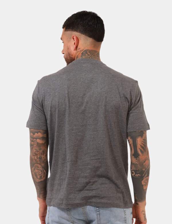 T-shirt Ea7 Grigio - T-shirt classica su base grigio melange con stampa centrale logo brand bianca. La vestibilità è morbida