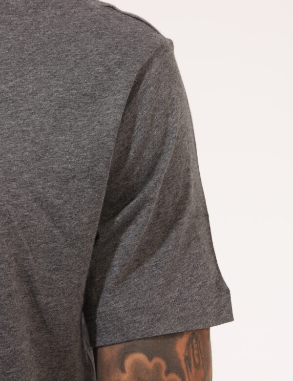 T-shirt Ea7 Grigio - T-shirt classica su base grigio melange con stampa centrale logo brand bianca. La vestibilità è morbida