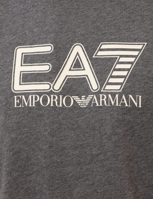 T-shirt Ea7 Grigio - T-shirt classica su base grigio melange con stampa centrale logo brand bianca. La vestibilità è morbida