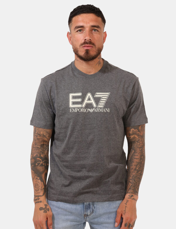 T-shirt Ea7 Grigio - T-shirt classica su base grigio melange con stampa centrale logo brand bianca. La vestibilità è morbida