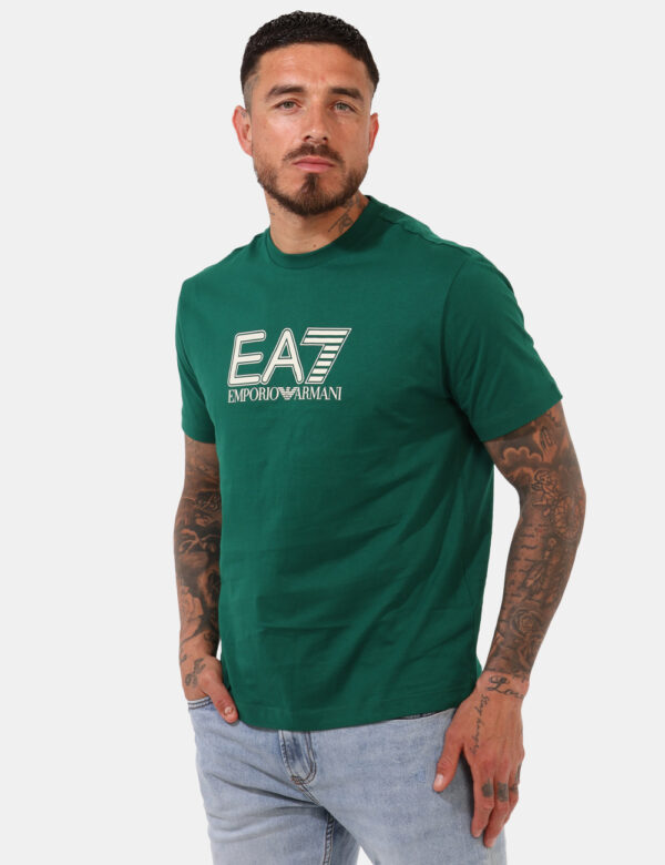 T-shirt Ea7 Verde - T-shirt classica su base verde bosco con stampa centrale logo brand bianca. La vestibilità è morbida e r