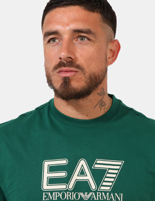 T-shirt Ea7 Verde - T-shirt classica su base verde bosco con stampa centrale logo brand bianca. La vestibilità è morbida e r