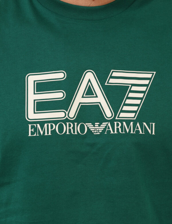 T-shirt Ea7 Verde - T-shirt classica su base verde bosco con stampa centrale logo brand bianca. La vestibilità è morbida e r