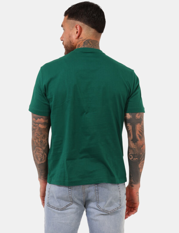 T-shirt Ea7 Verde - T-shirt classica su base verde bosco con stampa centrale logo brand bianca. La vestibilità è morbida e r