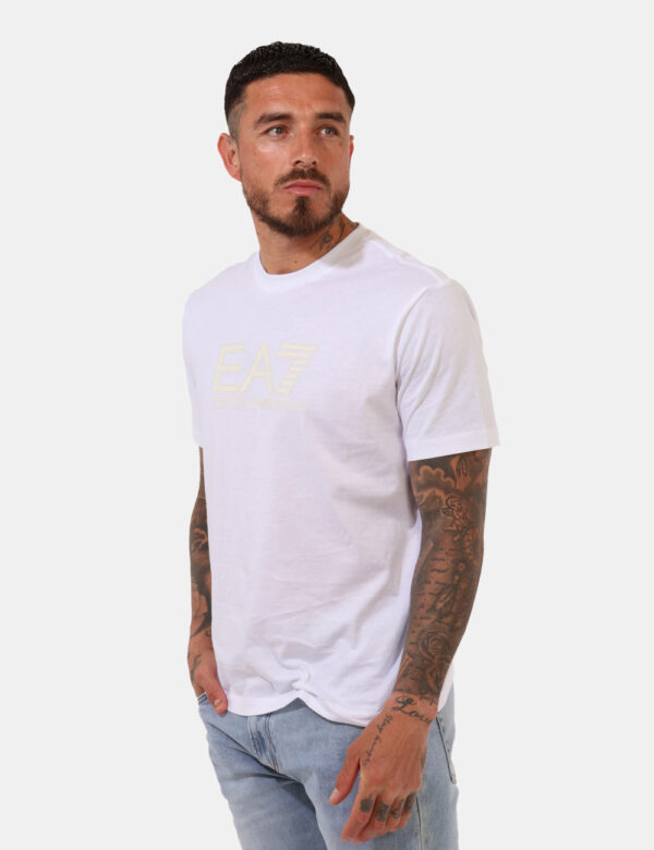 T-shirt Ea7 Bianco - T-shirt classica su base bianca con stampa centrale logo brand tono su tono. La vestibilità è morbida e