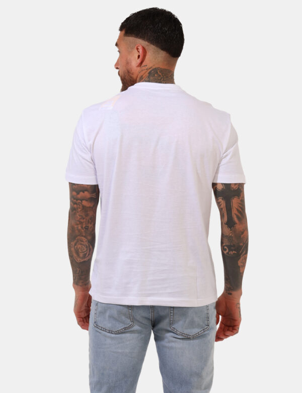 T-shirt Ea7 Bianco - T-shirt classica su base bianca con stampa centrale logo brand tono su tono. La vestibilità è morbida e