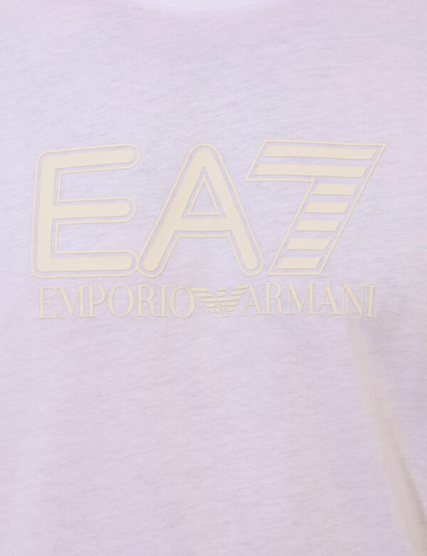 T-shirt Ea7 Bianco - T-shirt classica su base bianca con stampa centrale logo brand tono su tono. La vestibilità è morbida e