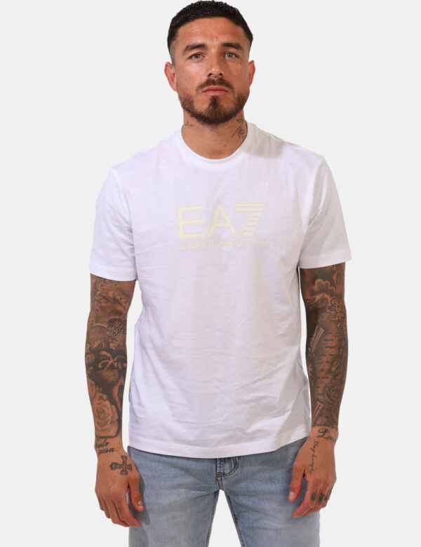 T-shirt Ea7 Bianco - T-shirt classica su base bianca con stampa centrale logo brand tono su tono. La vestibilità è morbida e