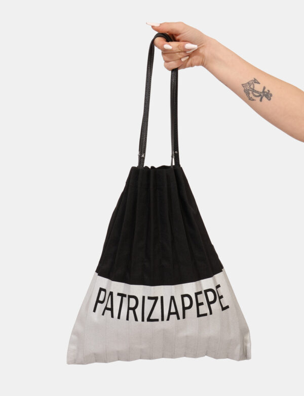 Borsa Patrizia Pepe Argento - Borsa shopper pieghettata in nero e argento con stampa logo brand. L'accessorio è maneggevole