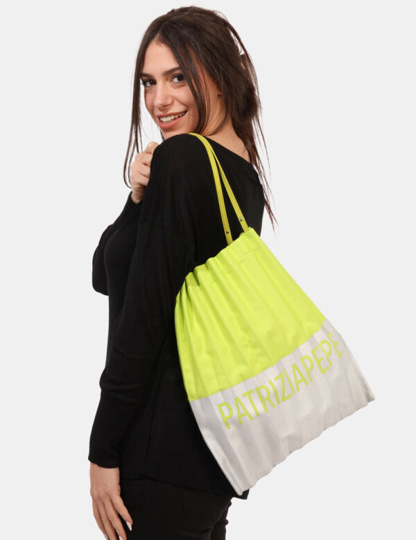 Borsa Patrizia Pepe Verde - Borsa shopper pieghettata in nero e verde con stampa logo brand. L'accessorio è maneggevole e po
