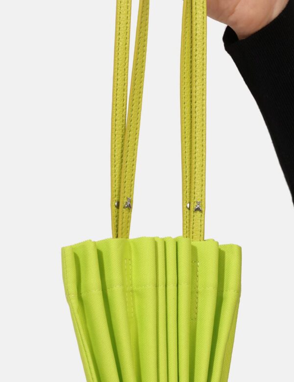 Borsa Patrizia Pepe Verde - Borsa shopper pieghettata in nero e verde con stampa logo brand. L'accessorio è maneggevole e po
