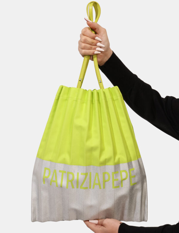 Borsa Patrizia Pepe Verde - Borsa shopper pieghettata in nero e verde con stampa logo brand. L'accessorio è maneggevole e po