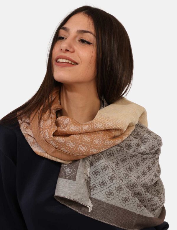 Pashmina Guess Marrone - Pashmina simil sciarpa in fantasia beige/marrone con stampa allover logo brand in tinta coordinata.