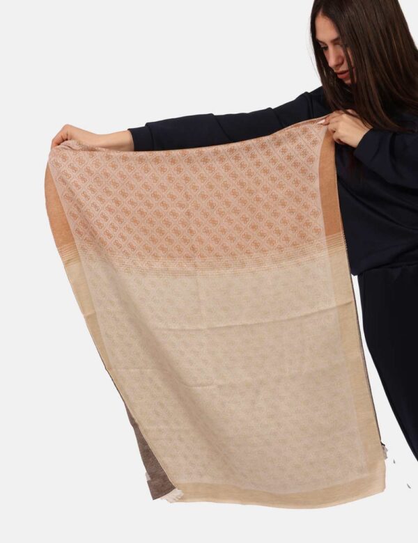 Pashmina Guess Marrone - Pashmina simil sciarpa in fantasia beige/marrone con stampa allover logo brand in tinta coordinata.