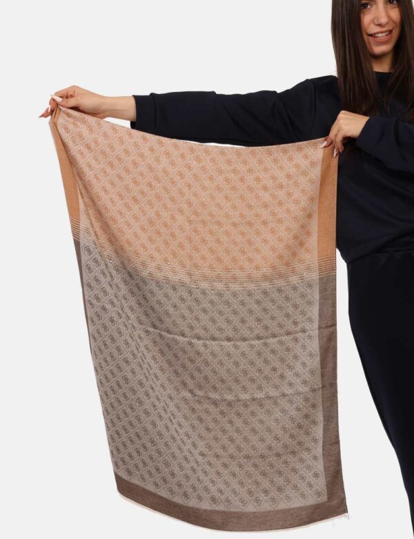 Pashmina Guess Marrone - Pashmina simil sciarpa in fantasia beige/marrone con stampa allover logo brand in tinta coordinata.