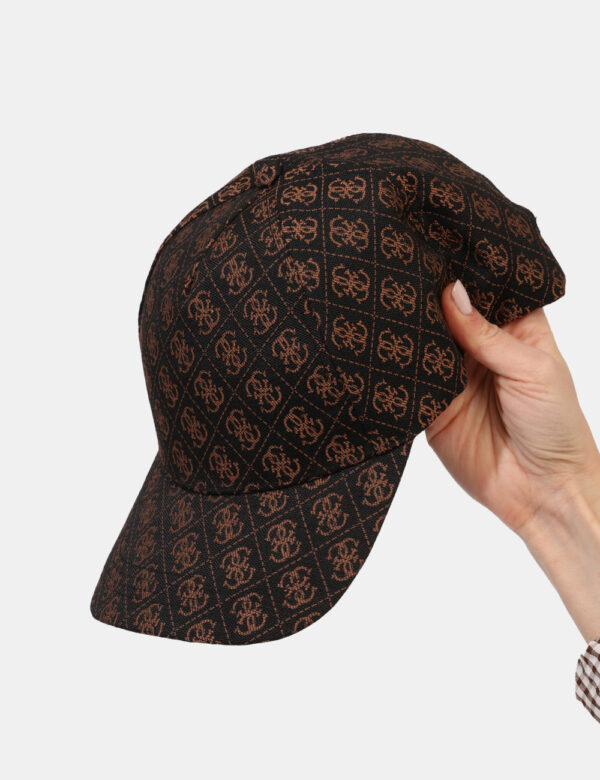 Cappello con visiera Guess Marrone - Cod. art. AW8860 POL01 SZVi ricordiamo che tutti i nostri articoli sono originali.