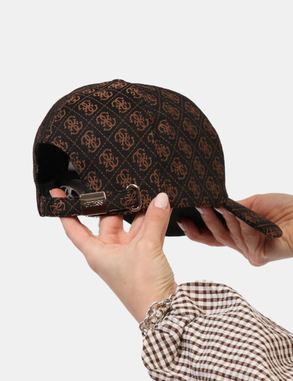 Cappello con visiera Guess Marrone - Cod. art. AW8860 POL01 SZVi ricordiamo che tutti i nostri articoli sono originali.