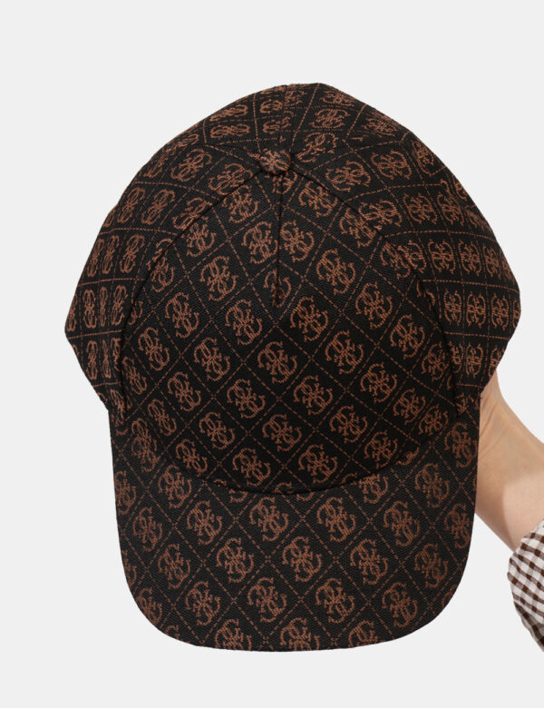 Cappello con visiera Guess Marrone - Cod. art. AW8860 POL01 SZVi ricordiamo che tutti i nostri articoli sono originali.
