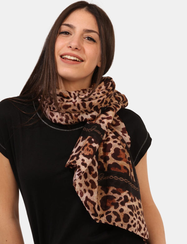 Pashmina Guess Marrone - Pashmina simil sciarpa velata in fantasia maculata. L'indossatura è pratica e maneggevole. La pashm