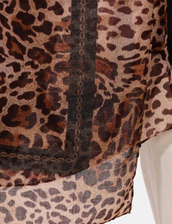 Pashmina Guess Marrone - Pashmina simil sciarpa velata in fantasia maculata. L'indossatura è pratica e maneggevole. La pashm