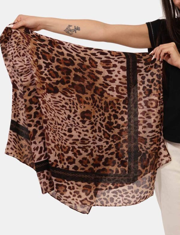 Pashmina Guess Marrone - Pashmina simil sciarpa velata in fantasia maculata. L'indossatura è pratica e maneggevole. La pashm
