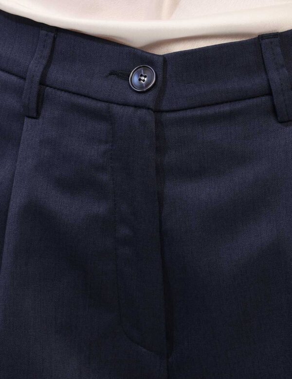 Shorts Materica Blu - Shorts simil gonna pantalone, in total blu inchiostro, con tasche a taglio trasversale. La vestibilità