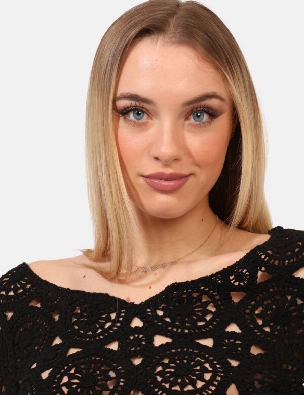 Maglia Rue De Clerie Nero - Maglia con scollo a V su trama lavorata e traforata in total nero. La vestibilità è morbida e re