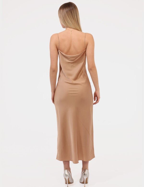 Vestito Rue De Clerie Oro - Vestito lungo con spalline strette, in total oro ed in simil seta. La vestibilità è morbida e re