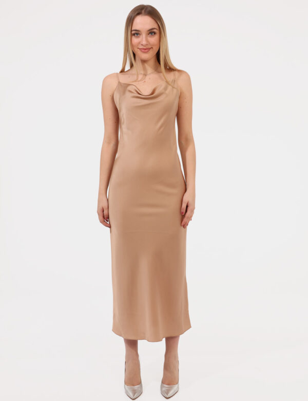 Vestito Rue De Clerie Oro - Vestito lungo con spalline strette, in total oro ed in simil seta. La vestibilità è morbida e re