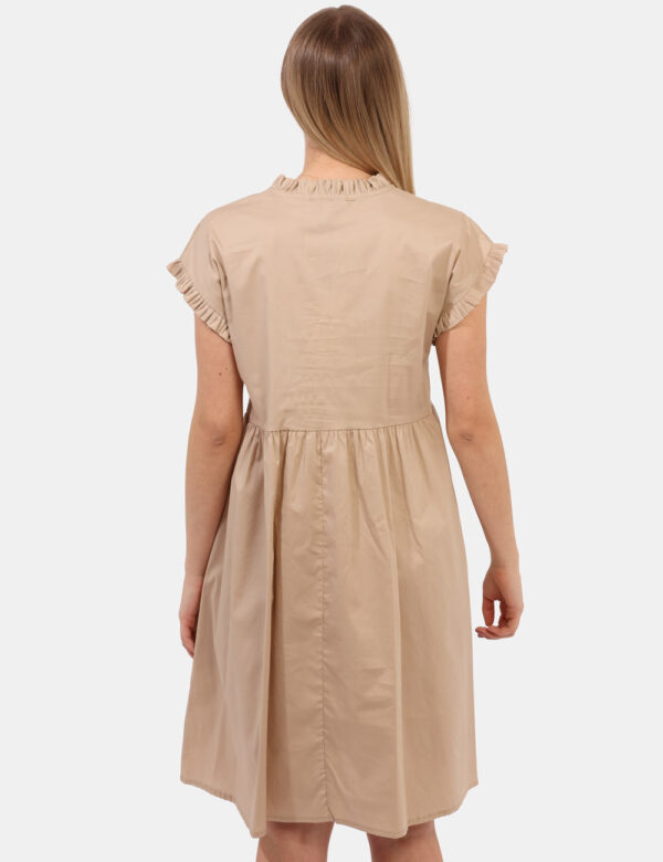 Vestito Rue De Clerie Beige - Vestito lungo in total beige, con frill sul giromanica e scollo a V. La vestibilità è morbida