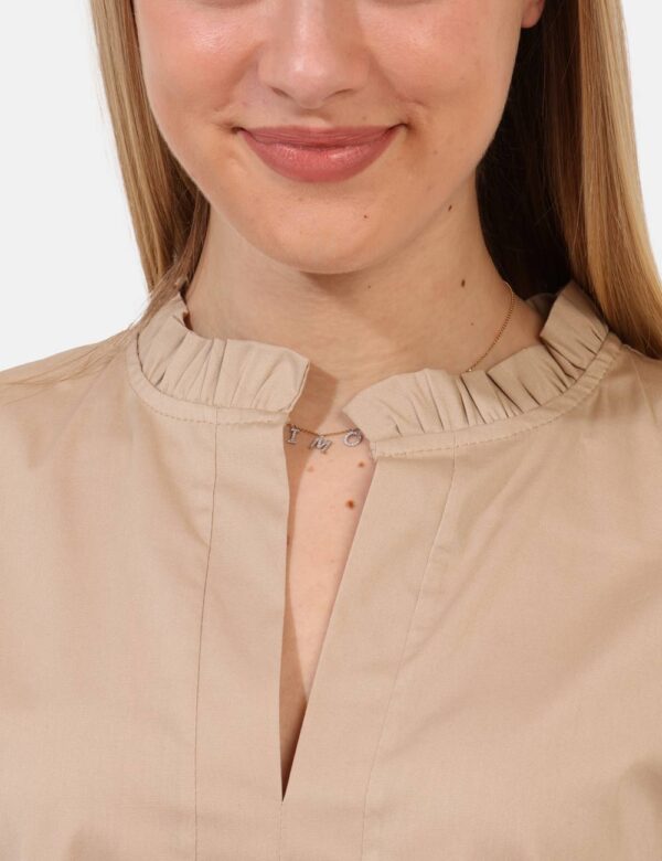 Vestito Rue De Clerie Beige - Vestito lungo in total beige, con frill sul giromanica e scollo a V. La vestibilità è morbida